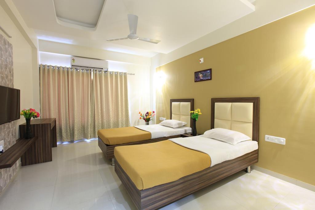 Hotel Galaxy Inn אחמדאבאד מראה חיצוני תמונה