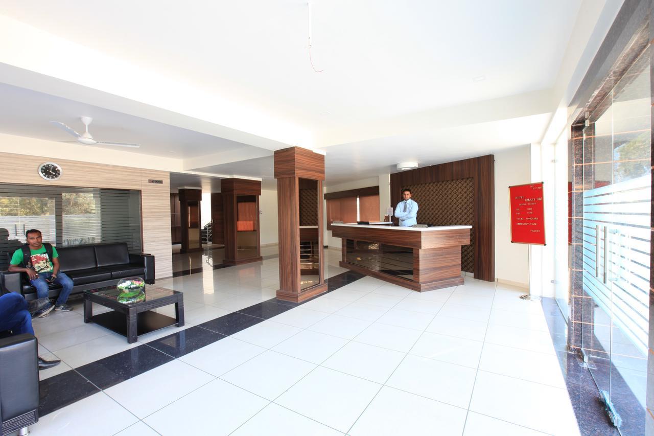 Hotel Galaxy Inn אחמדאבאד מראה חיצוני תמונה