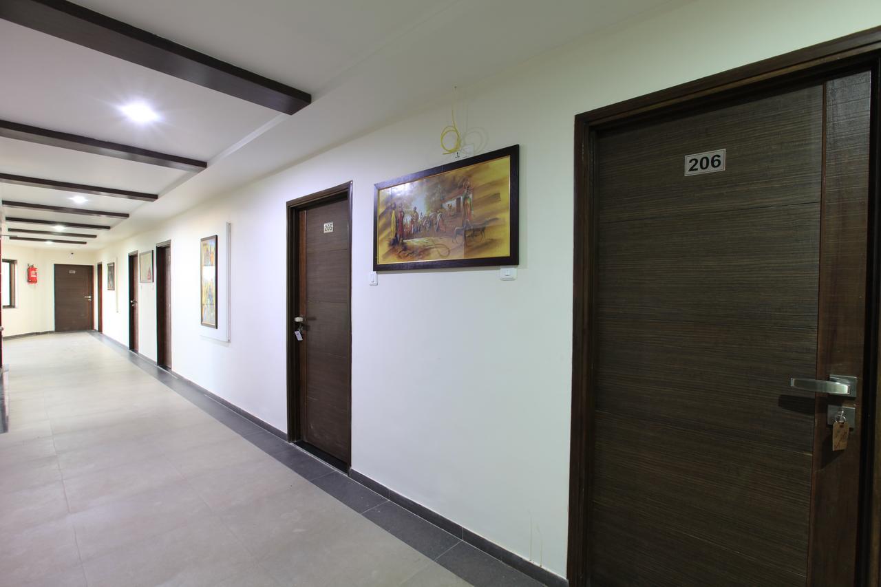 Hotel Galaxy Inn אחמדאבאד מראה חיצוני תמונה