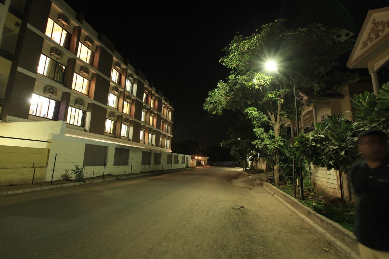 Hotel Galaxy Inn אחמדאבאד מראה חיצוני תמונה
