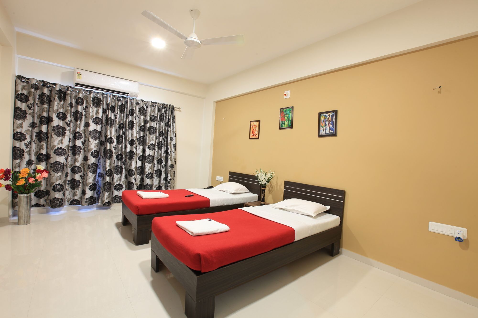 Hotel Galaxy Inn אחמדאבאד מראה חיצוני תמונה